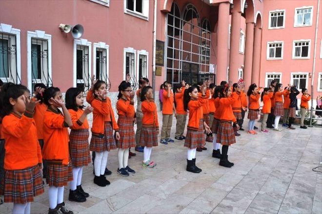 Öğrenciler işaret diliyle İstiklal Marşı okudu