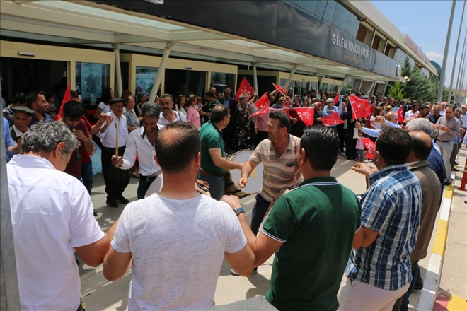 CHP Adaylarına Havaalanında Coşkulu Karşılama