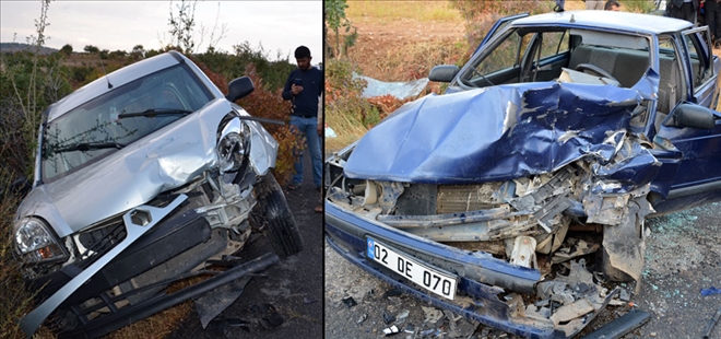 Besni´de Hafif Ticari Araç ile Otomobil Çarpıştı: 6 yaralı