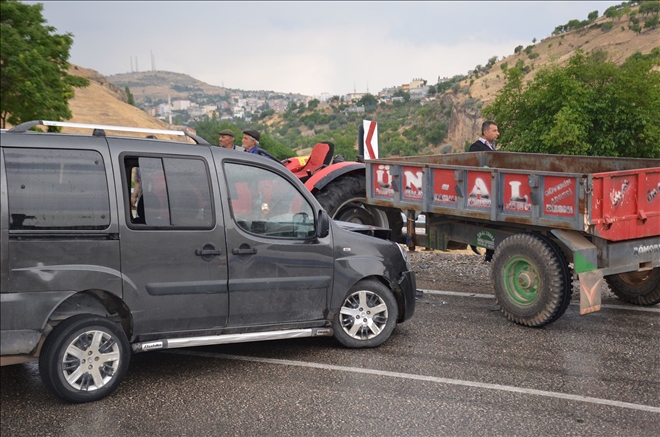 Traktör ile Hafif Ticari Araç Çarpıştı: 5 Yaralı