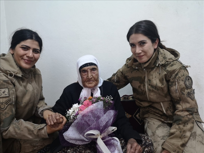 Jandarmadan 114 Yaşındaki Fatma Nineye Ziyaret