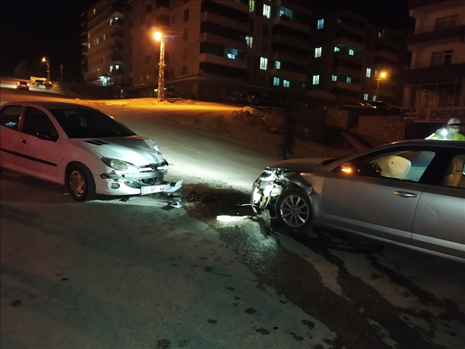Besni´de iki otomobil çarpıştı: 3 yaralı