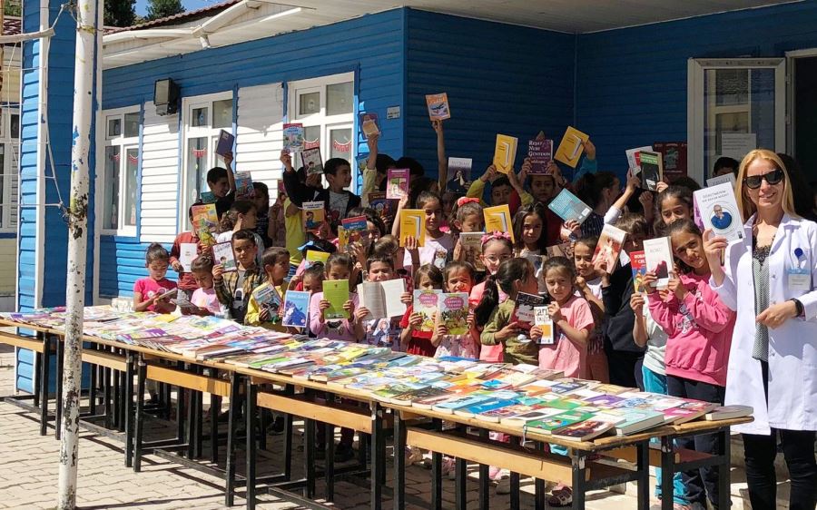 ADYÜ’lü öğrencilerden  köy okulu için kitap bağışı