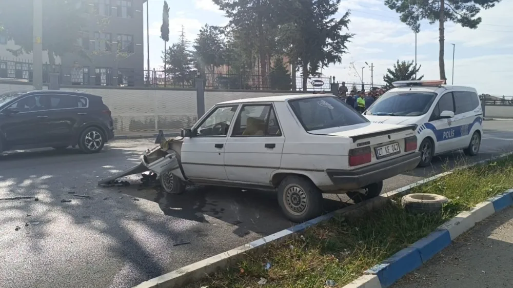 Besni’de iki otomobil çarpıştı: 5 yaralı