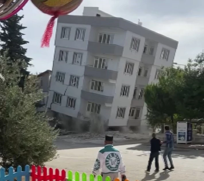 Ağır hasarlı bina yıkım esnasında kepçenin üzerine çöktü (Videolu Haber)