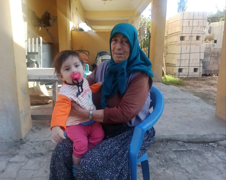 20 günlükken depremde ailesini kaybeden bebek babaannesiyle büyüyor