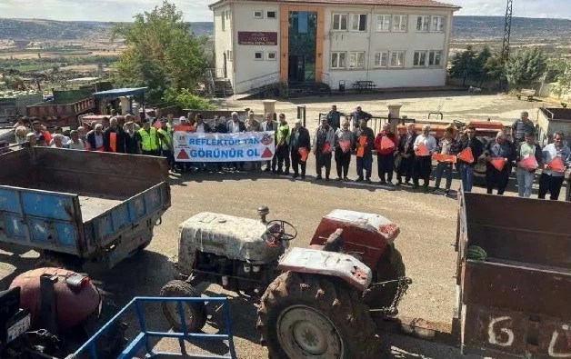 Jandarma 86 traktör sürücüsüne reflektif yelek dağıttı