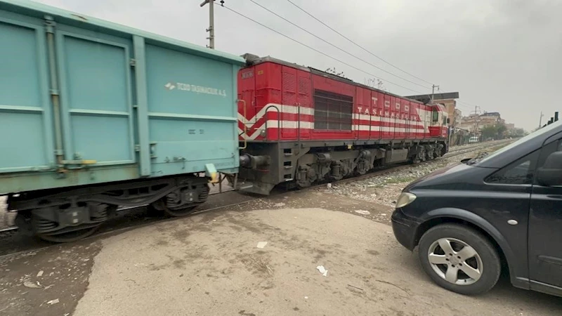 Diyarbakır’da tren kazası: Hafif ticari araç sürücüsü ölümden döndü