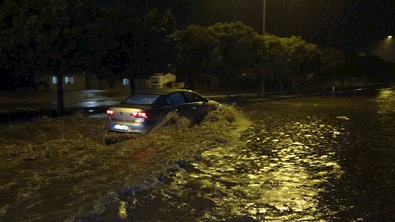 Şiddetli yağış Adıyaman’da etkili oldu: Cadde ve sokaklar göle döndü