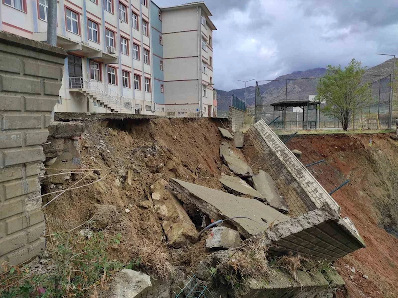 Sason’da okul duvarı çöktü