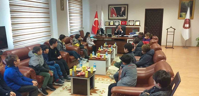 Siirt’te öğrenciler Dünya Çocuk Günü nedeniyle adliyeyi ziyaret etti