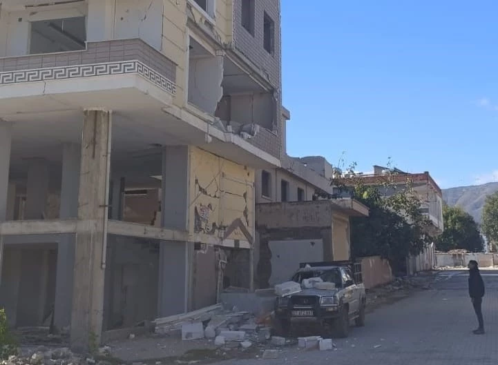 Gaziantep’te ağır hasarlı binanın duvarı aracın üzerine çöktü