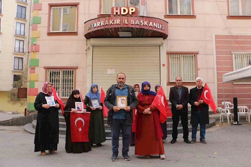 Baba ile anne kaçırılan çocukları için HDP önünde evlat nöbetine katıldı