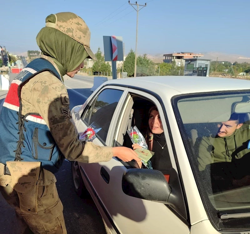 Jandarma ekipleri kadınlara karanfil verdi, KADES’i tanıttı
