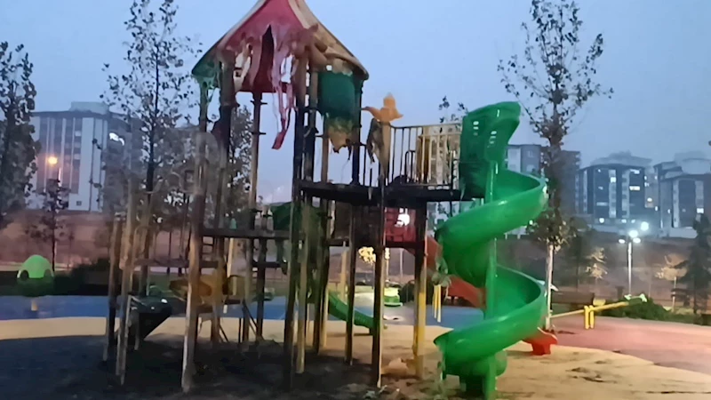 Çocuk oyun parkı alev alev yandı