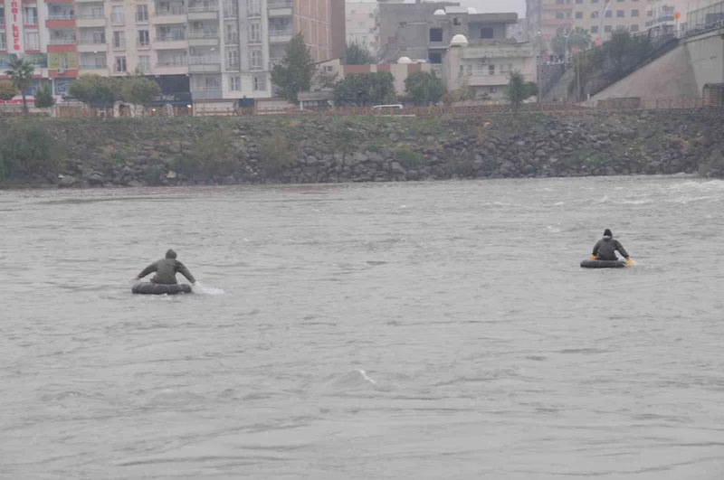 Dicle Nehri’ne atlayan kız kardeşlerden biri kurtarıldı, diğeri aranıyor