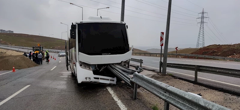 Siirt’te bariyere saplanan polis otobüsünde maddi hasar oluştu