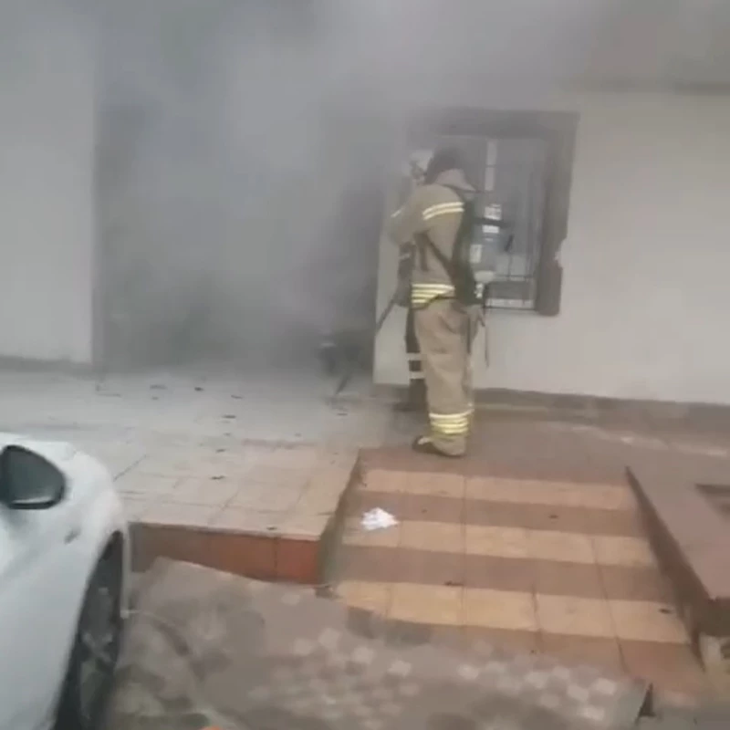 Mardin’de binanın elektrik panosunda çıkan yangın paniğe neden oldu