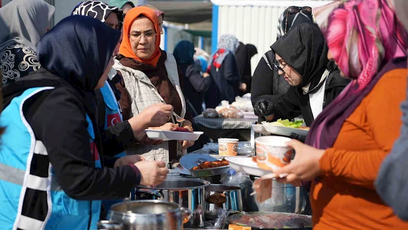 Depremzede kadınlar el işi ürünlerini satarak Filistin’e destek kampanyasına katıldı