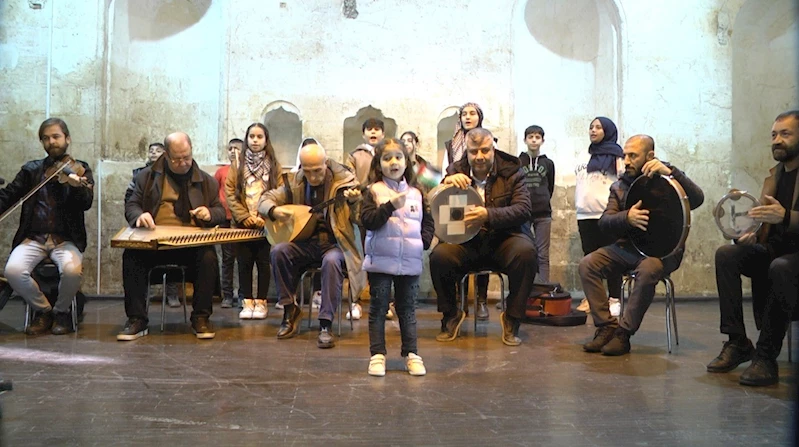 Savaş mağduru çocuklardan Filistin’e şarkılı destek