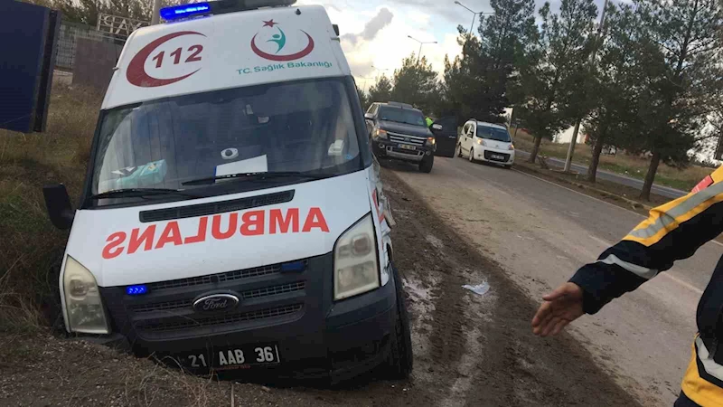 Hastaneden dönen ambulans kaza yaptı: 1 yaralı