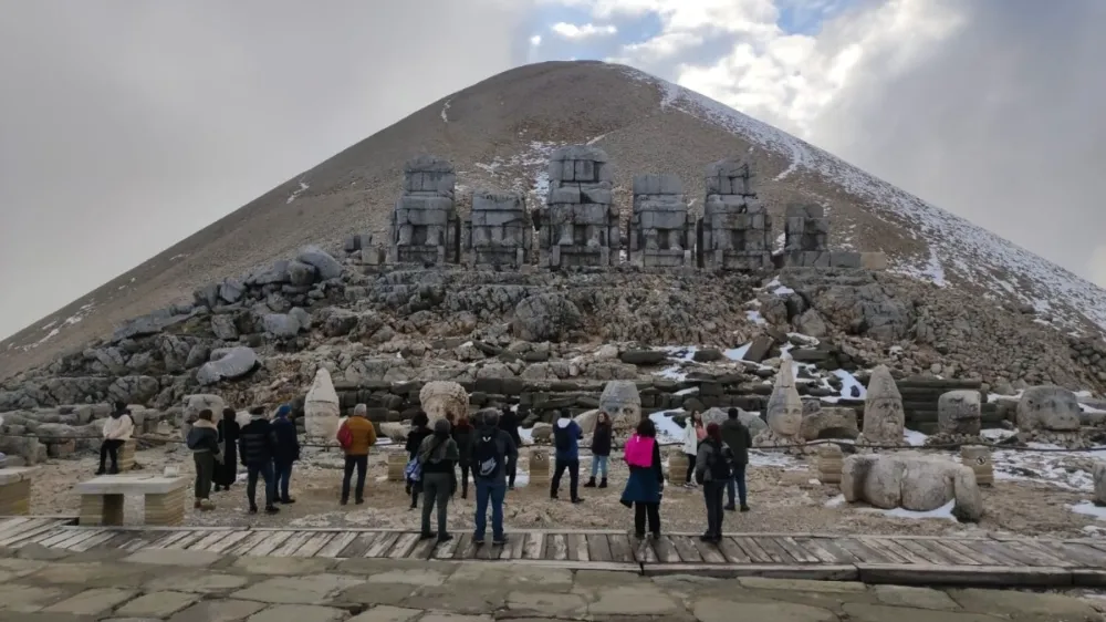 Turistler soğuk havaya aldırış etmeden Nemrut Dağı