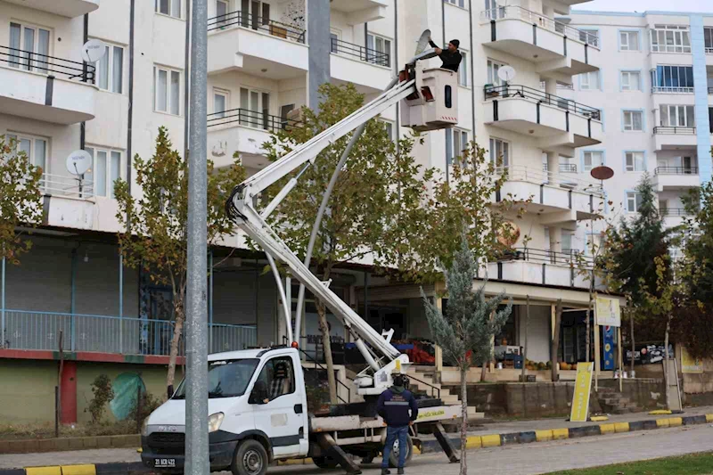 Ergani’de aydınlatma direkleri onarıma alındı