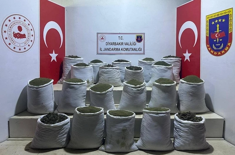 Diyarbakır’da 1 ton 148 kilogram esrar ve 606 kök kenevir bitkisi ele geçirildi