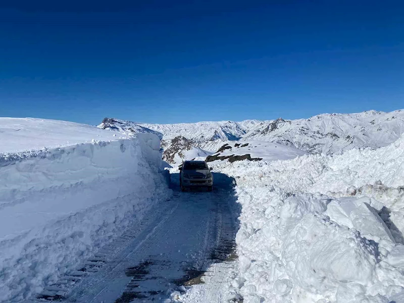 Kar kalınlığı 2 metreyi aşınca dozer ve ekskavatör devreye girdi