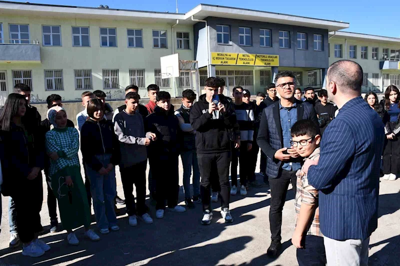 Adıyamanlı öğrenciler, depremde yanlarında olan Sivereklilere gül dağıttı