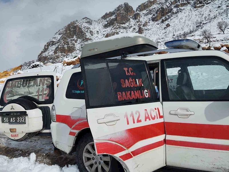 Kar nedeniyle mahsur kalan hasta çift, sağlık ekiplerine teslim edildi
