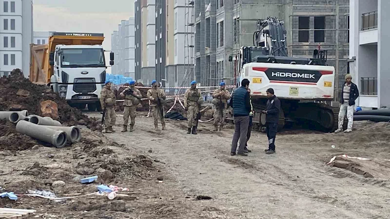 Deprem konutlarında çalışan işçi kamyonun altına kaldı