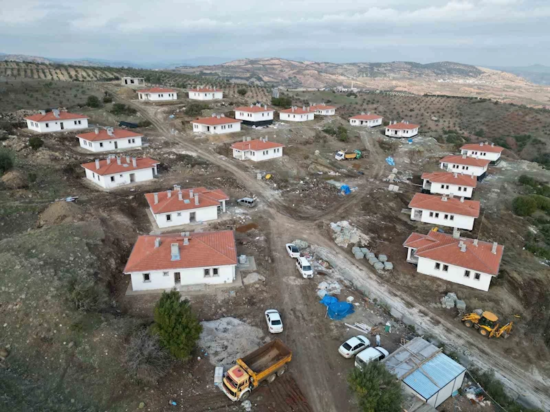 Depremzedeler için yapılan köy evlerinin inşası sürüyor