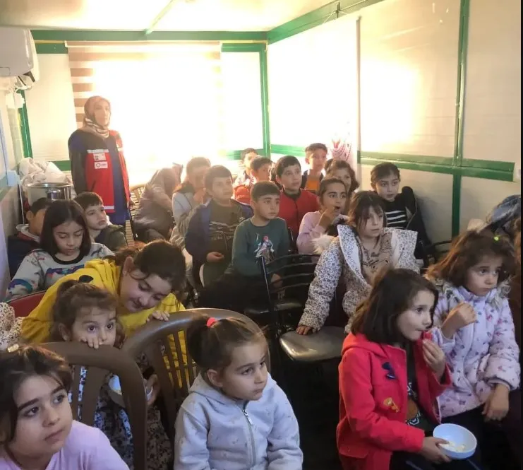 Besni’de depremzede çocuklar sinema keyfi yaşadı