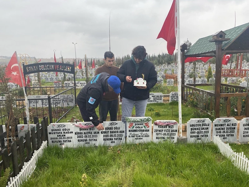 Depremde hayatını kaybeden vatandaşın doğum günü pastası mezarına bırakıldı