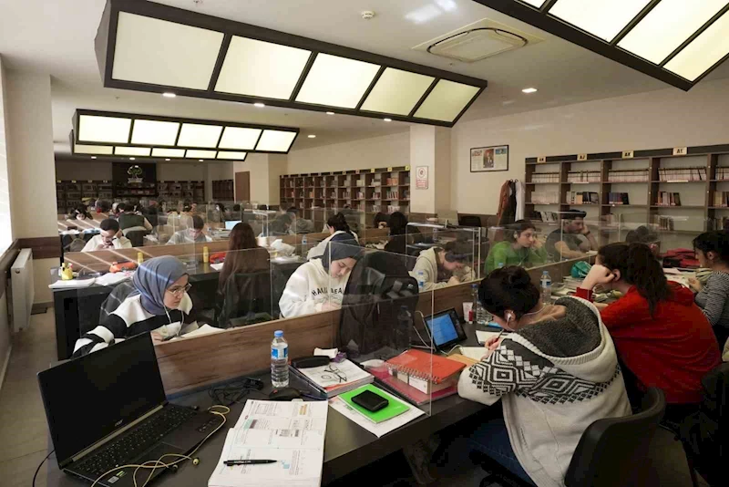 27 gençlik kütüphanesinde tam kapasite hizmet sunuluyor