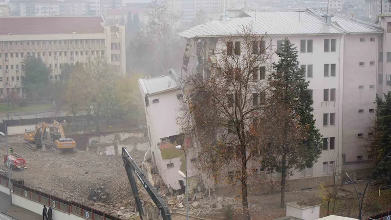 Depremde ağır hasar alan Emniyet Müdürlüğü Binası yıkılıyor