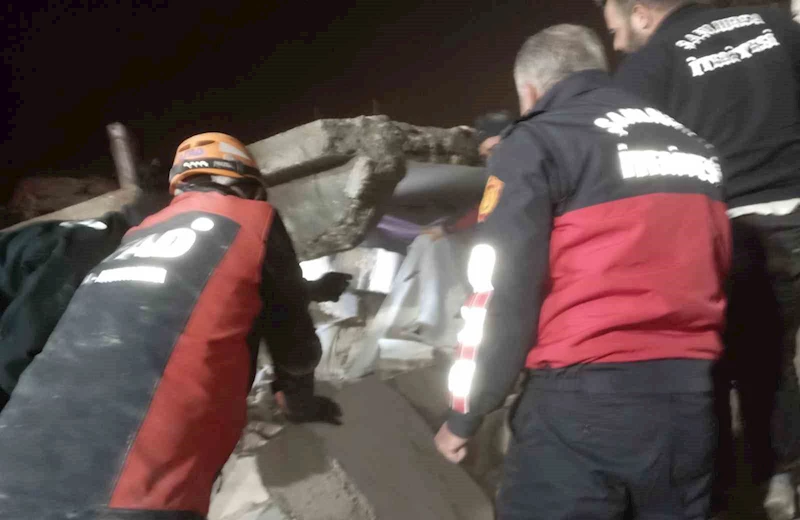 6 Şubat depreminde hasar alan 2 katlı ev çöktü: 2 ölü, 8 yaralı