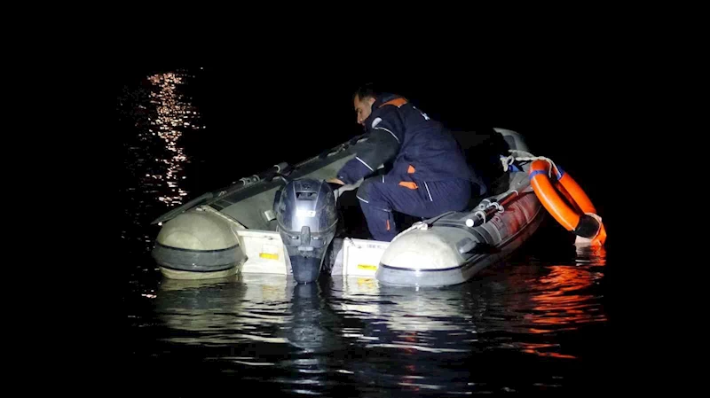 Göl ortasında selfie yaparken tekneleri batan 4 genç ölümden döndü