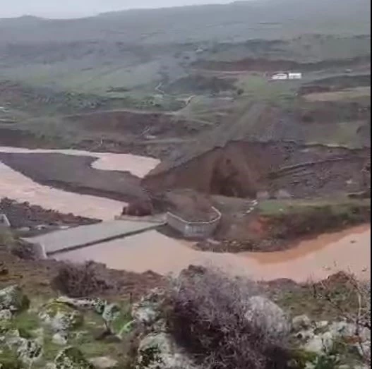 Şiddetli yağış nedeniyle sulama barajı patladı