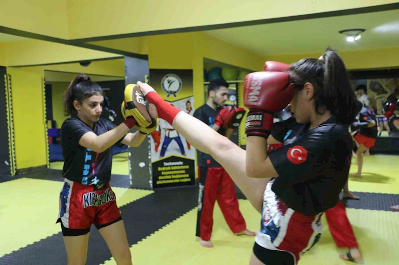 Ailelerinin desteğini alan kadın kick boksçular Dünya Kupası’na hazırlanıyor