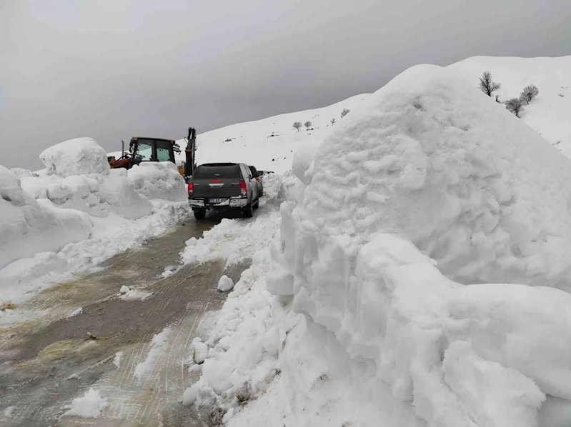 Batman’da kar kalınlığının 2 metreyi aştığı grup köy yolu ulaşıma açıldı