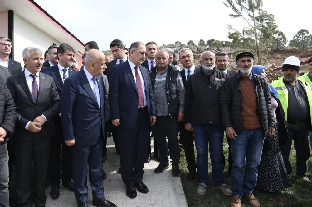Bakan Özhaseki şehit ailesini yeni konutlarında ziyaret etti