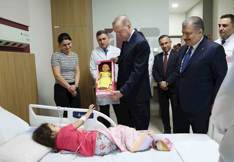 Cumhurbaşkanı Erdoğan açılışını yaptığı hastanede tedavi gören çocukları ziyaret etti