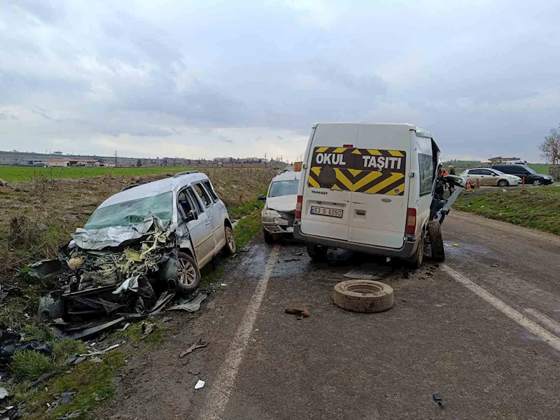Yolcu minibüsü ile 2 otomobilin karıştığı zincirleme kaza: 6 yaralı