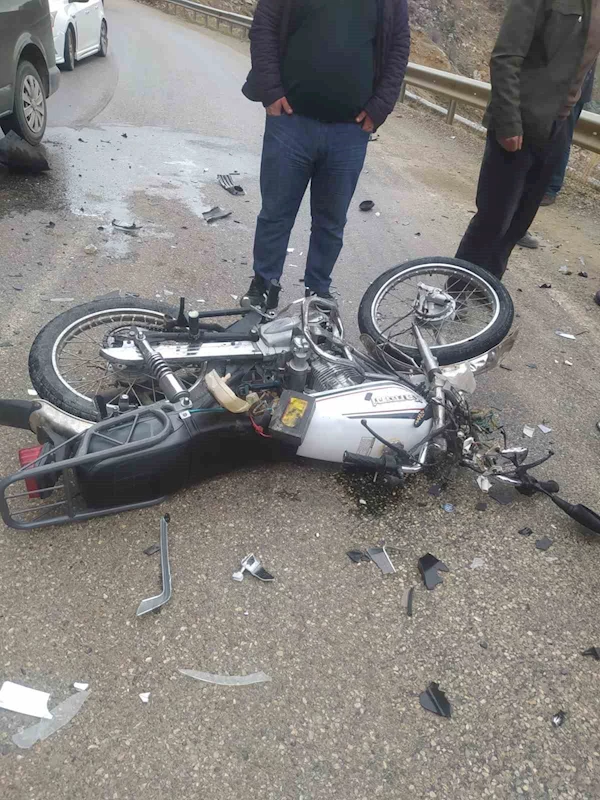 Hafif ticari araçla çarpışan motosikletin sürücüsü ağır yaralandı