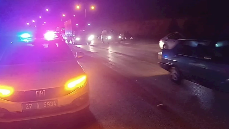 Tır ile polis aracının karıştğı zincirleme trafik kazası: 3’ü polis 4 yaralı
