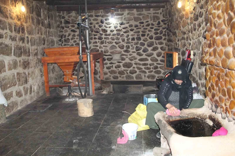 Şırnak’ta 155 yıllık değirmende geleneksel yöntemle tahin yapılıyor
