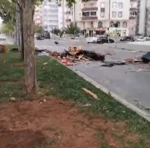 Gaziantep’te şiddetli rüzgar çatıları uçurdu, ağaçları kökünden söktü
