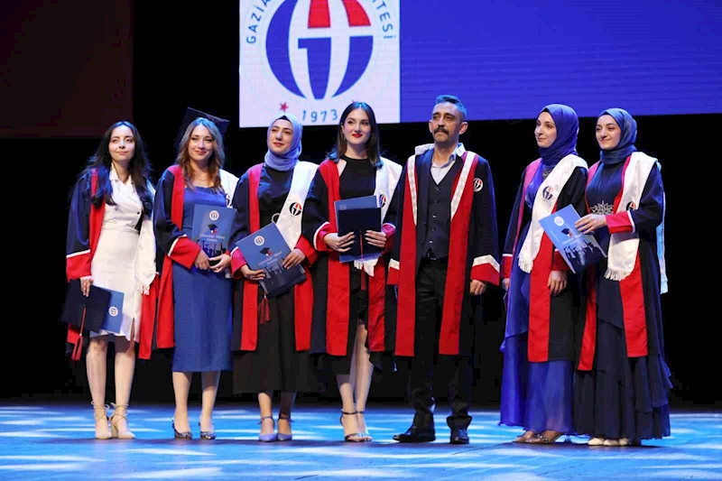 GAÜN Nizip Eğitim Fakültesi öğrencilerinin diploma sevinci

